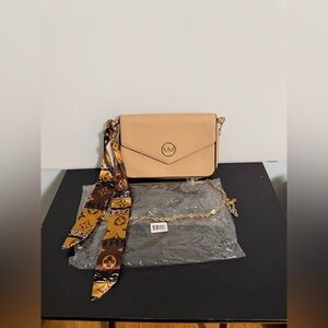 Marylin Monroe Elegant Tan and Cream Women's crossbody!